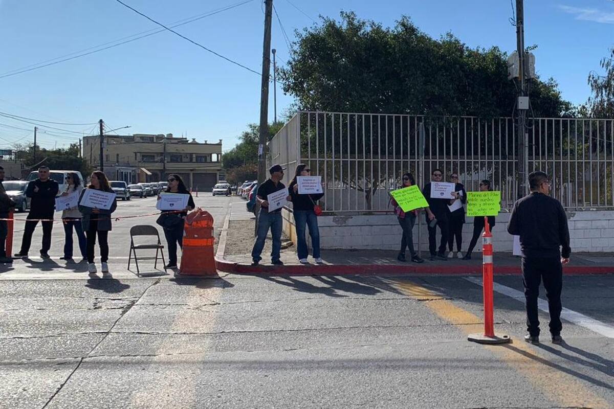 Exigen mejores servicios médicos para docentes en escuela primaria de Rosarito