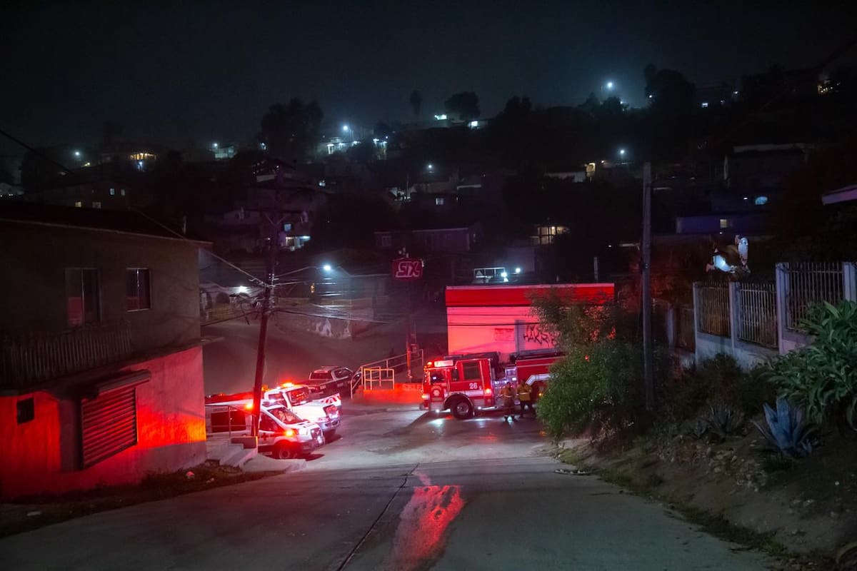 La vivienda de madera quedó destruida por completo; no hubo heridos y se investigan las causas del incendio. Foto: Border Zoom