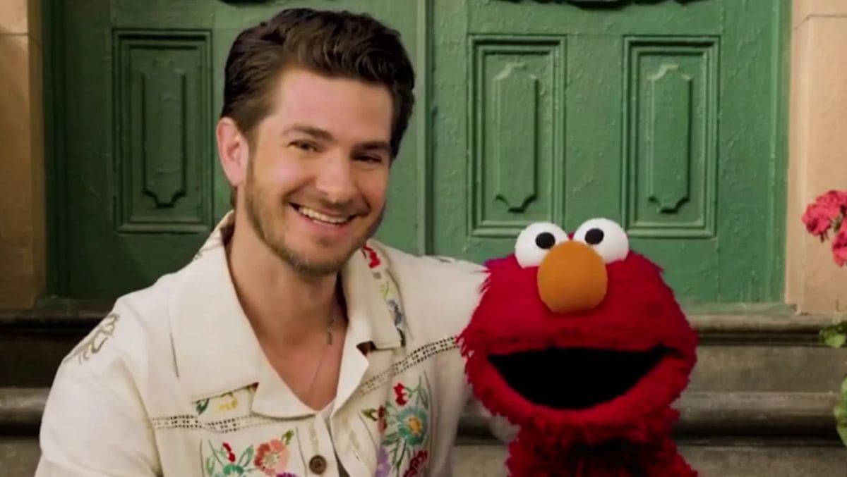 Andrew Garfield y Elmo