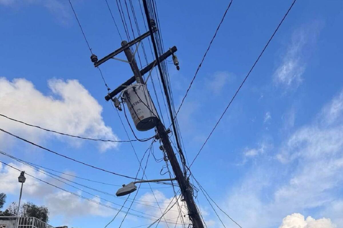Piden apoyo por poste en riesgo de caerse en domicilio de Anexa Buena Vista
