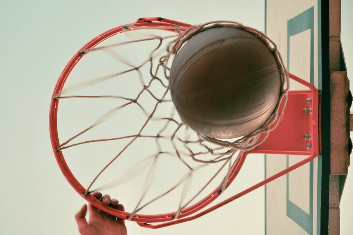 El inusual tablero de baloncesto con el que es imposible fallar los tiros a canasta
