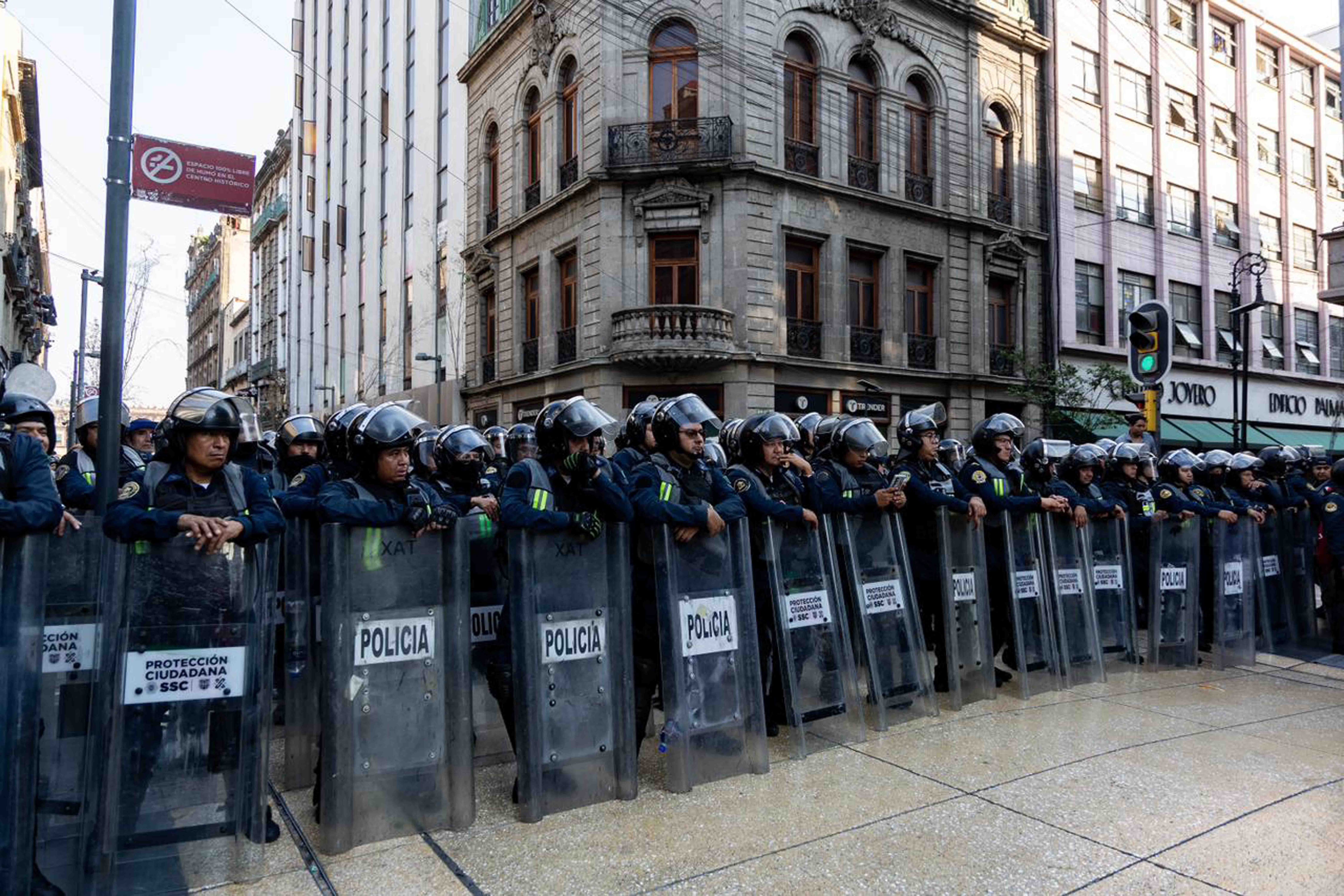 CIUDAD DE MÉXICO, March/Marcha-Generación Z.- 20 de noviembre del 2025. Elementos de la policía de la Ciudad de México impidieron el avance de la marcha de la Generación Z hacia el Zócalo. Foto: Agencia EL UNIVERSAL/Hugo Salvador/ARMM