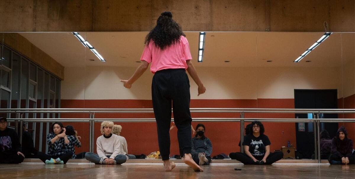La propuesta escénica es resultado del taller “Loveloba: intuición e instinto salvaje” impartido en el Ceart por la bailarina y coreógrafa Pita Zapot.