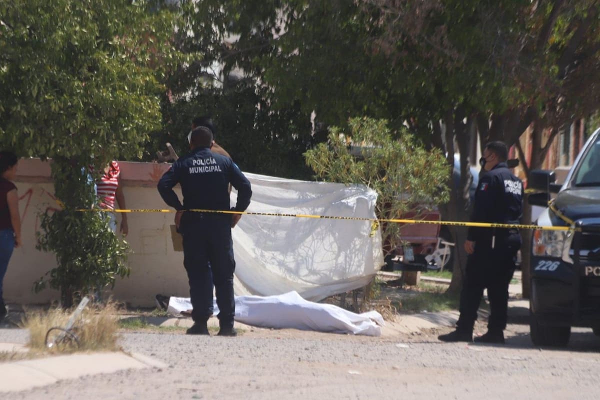 Cuerpo sin vida está en la calle desde hace 3 horas en Urbi Villa: Vecinos