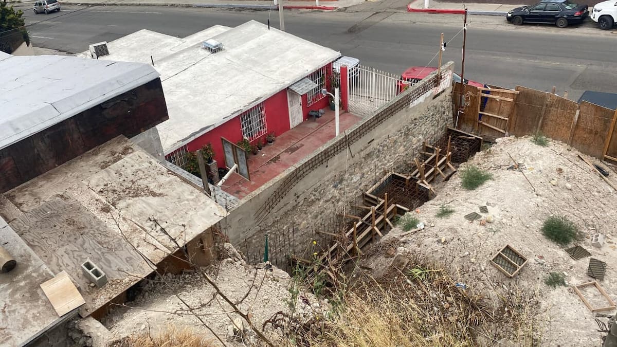 Tras el inicio de la construcción en el año 2023, han aparecido grietas en las viviendas por anclajes. Foto: Khennia Reyes