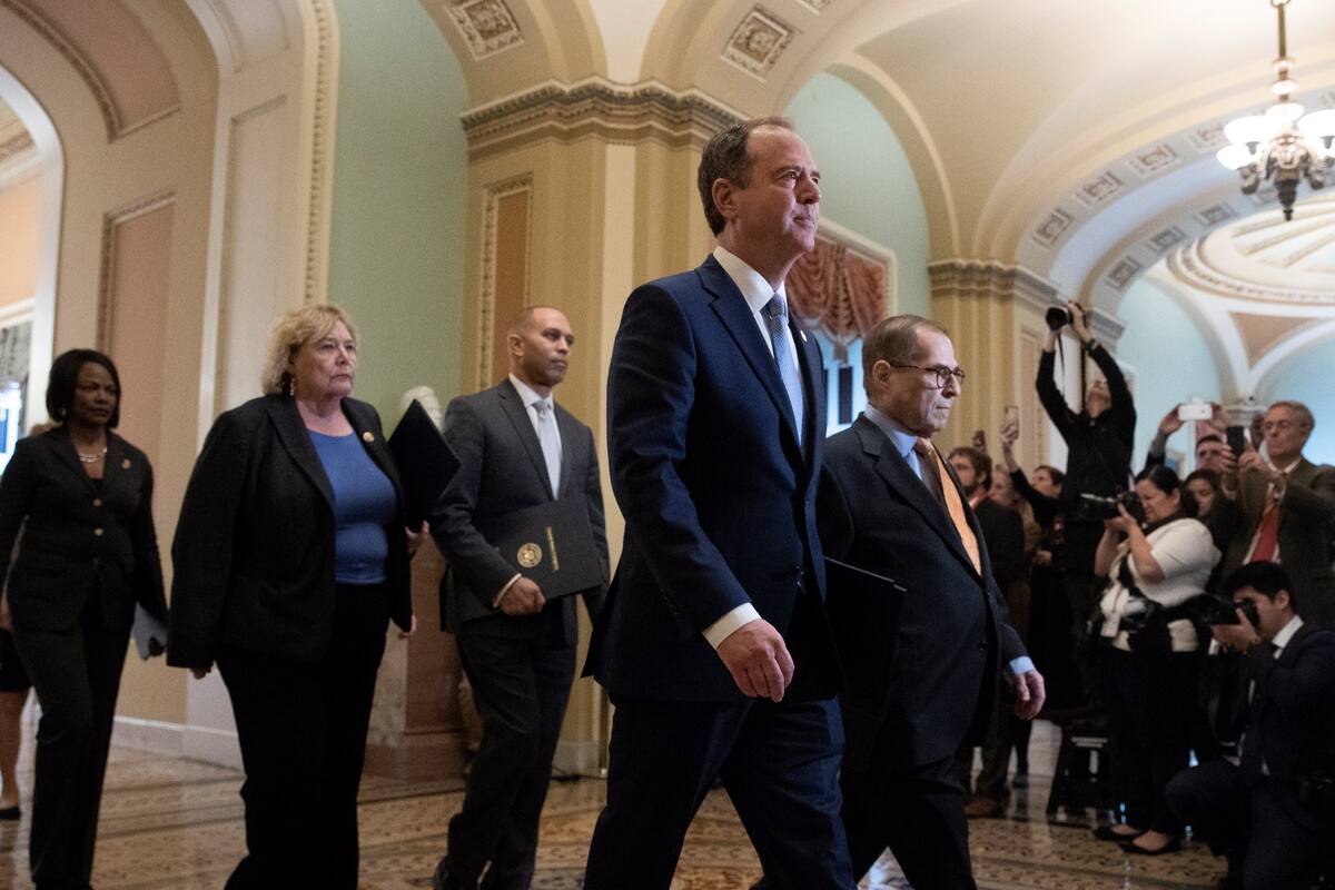 Legisladores del juicio político de Trump leen los cargos ante el Senado