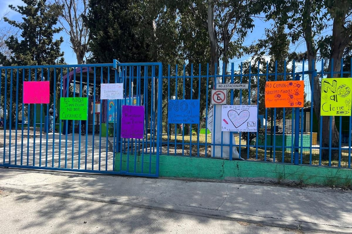 Padres se manifiestan en escuela de El Rubí para que no la cierren ante baja matrícula