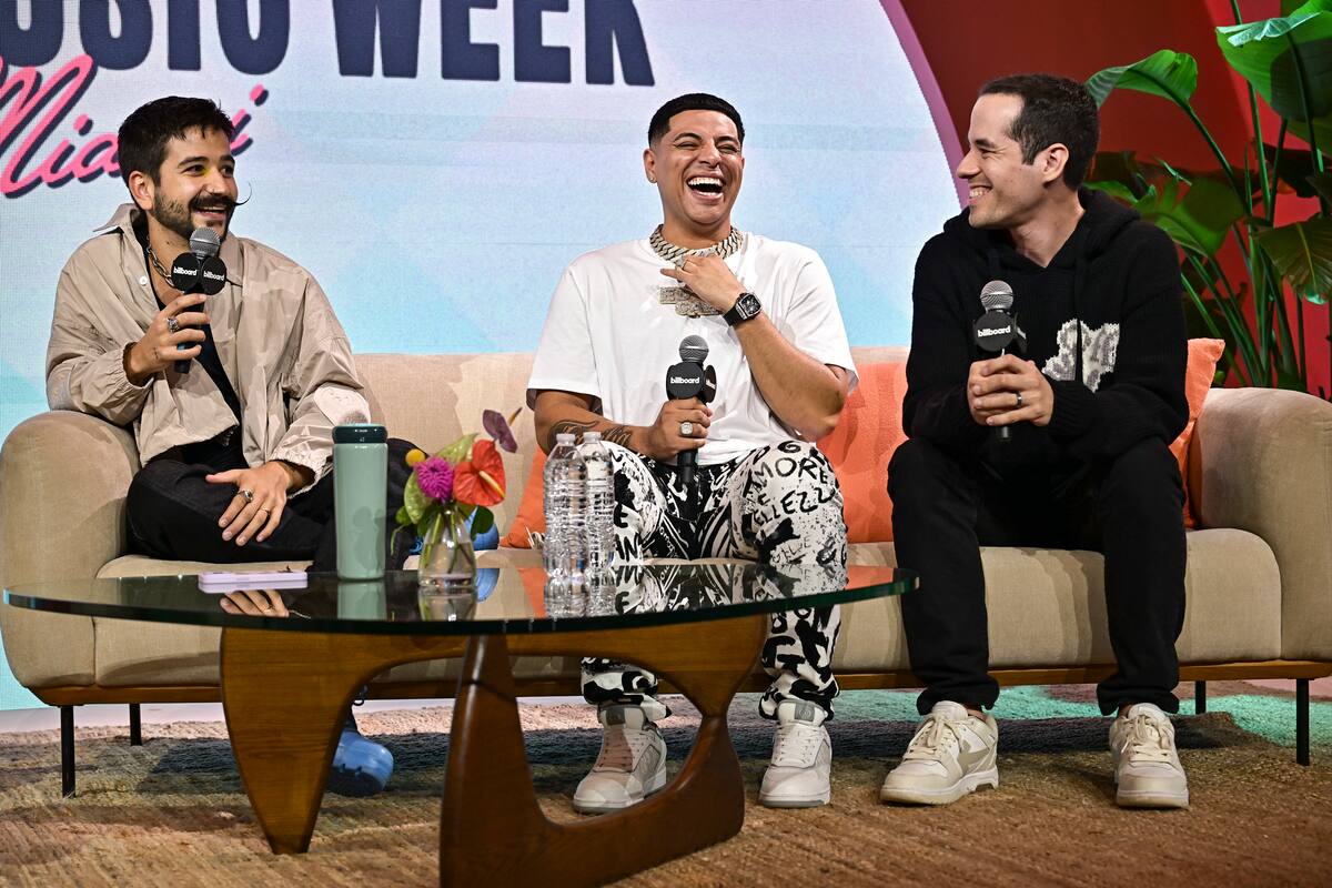 Fotografía cedida por Billboard donde aparecen (de izq. a dcha.) el cantante colombiano Camilo; el cantante del grupo mexicano Firme, Eduin Caz, y el compositor Edgar Barrera, durante un panel de la Semana de la Música Latina celebrado hoy, en el Forum Faena en Miami Beach, Florida (EE.UU.). EFE/ Gus Caballero / Billboard