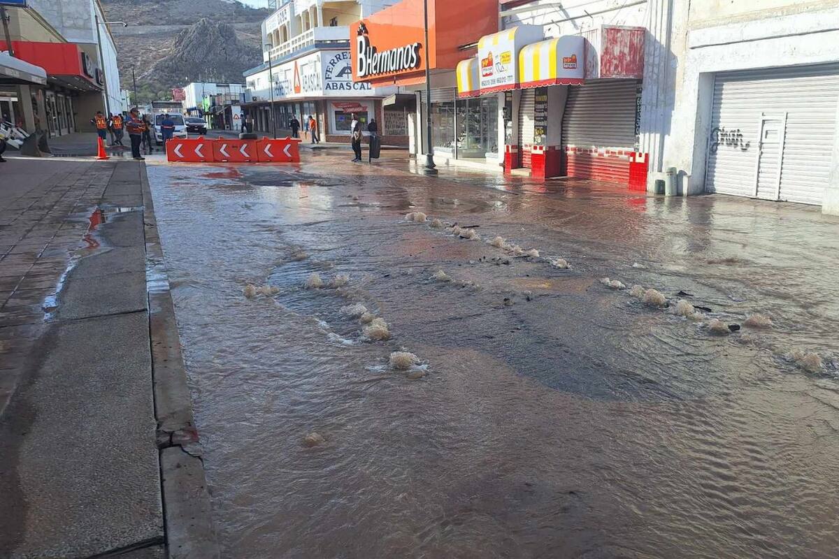 Reportan fuga de agua en centro de Hermosillo; comercios se quedarán sin el vital líquido durante 8 horas