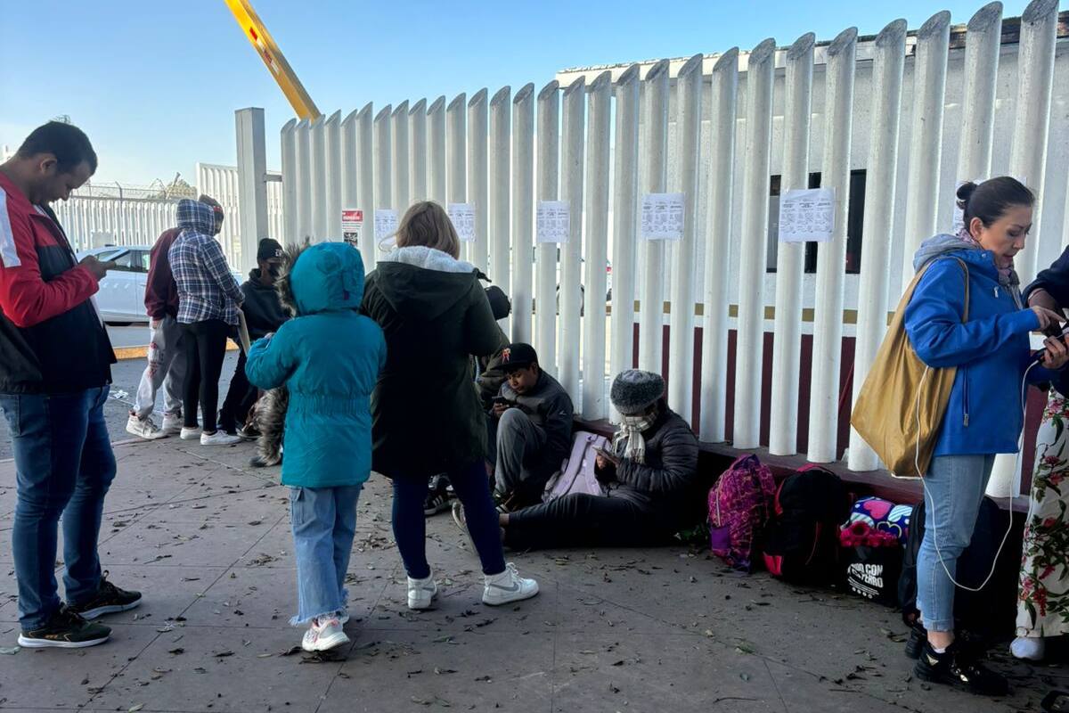 Migrantes cumplen segundo día a las afueras de la Garita El Chaparral
