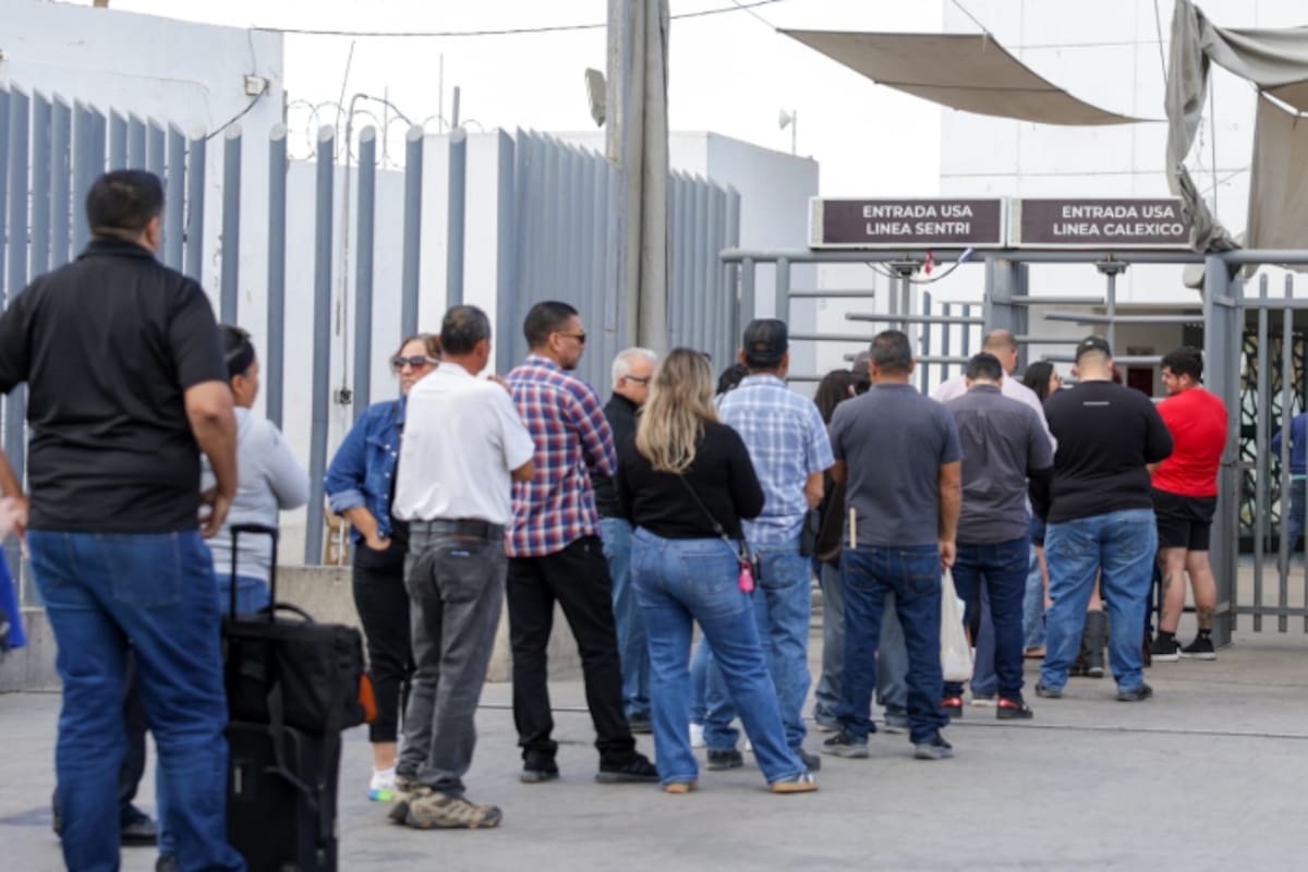 Regresan filas de 1 hora de espera en garitas de Mexicali
