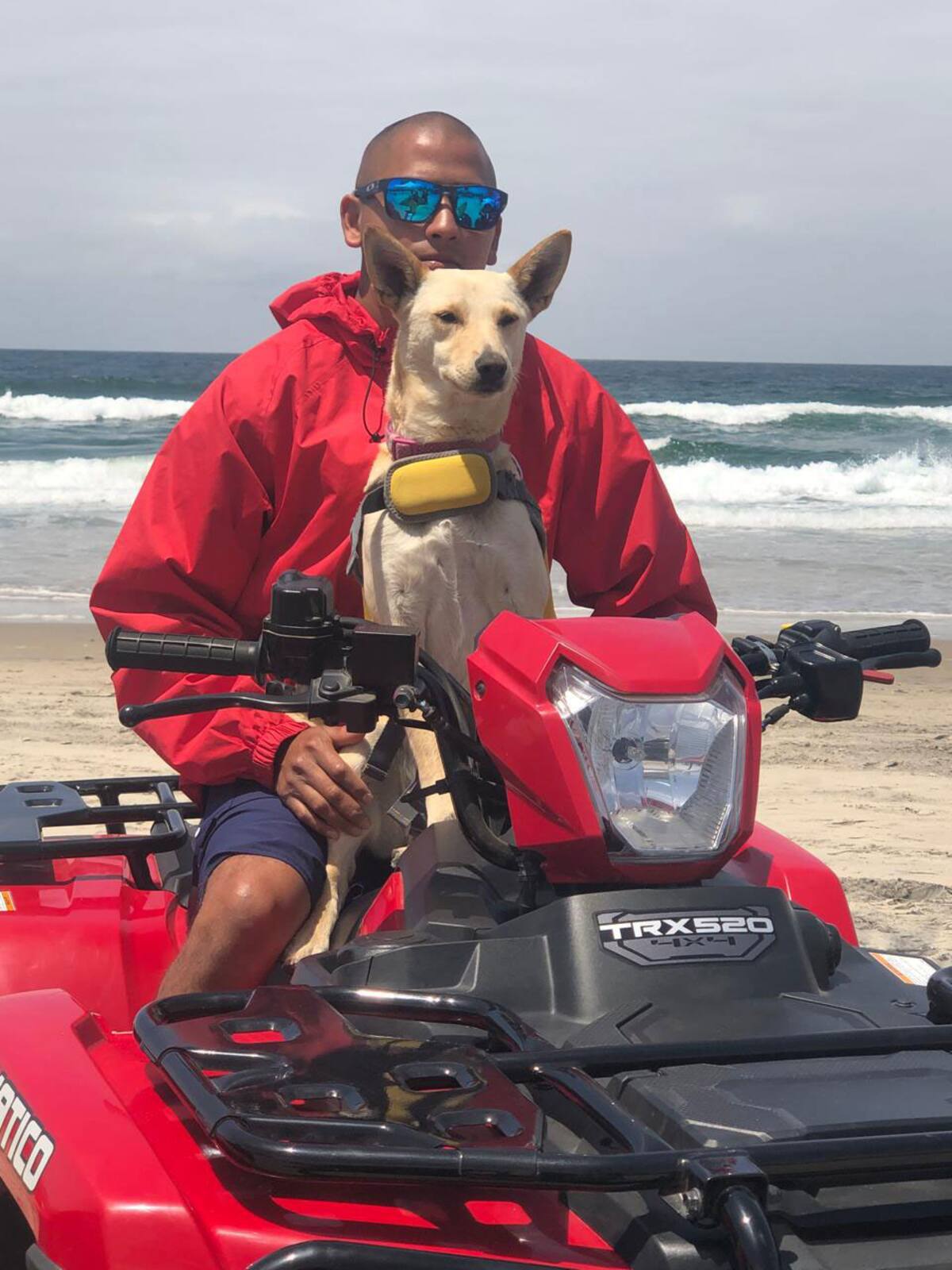 Al término de la jornada en la playa Estrella, duerme en la Estación de Bomberos en la Zona Centro.