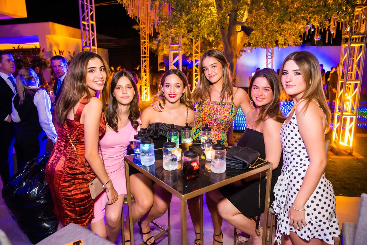 Inolvidable fiesta de XV años para Paloma y Valeria