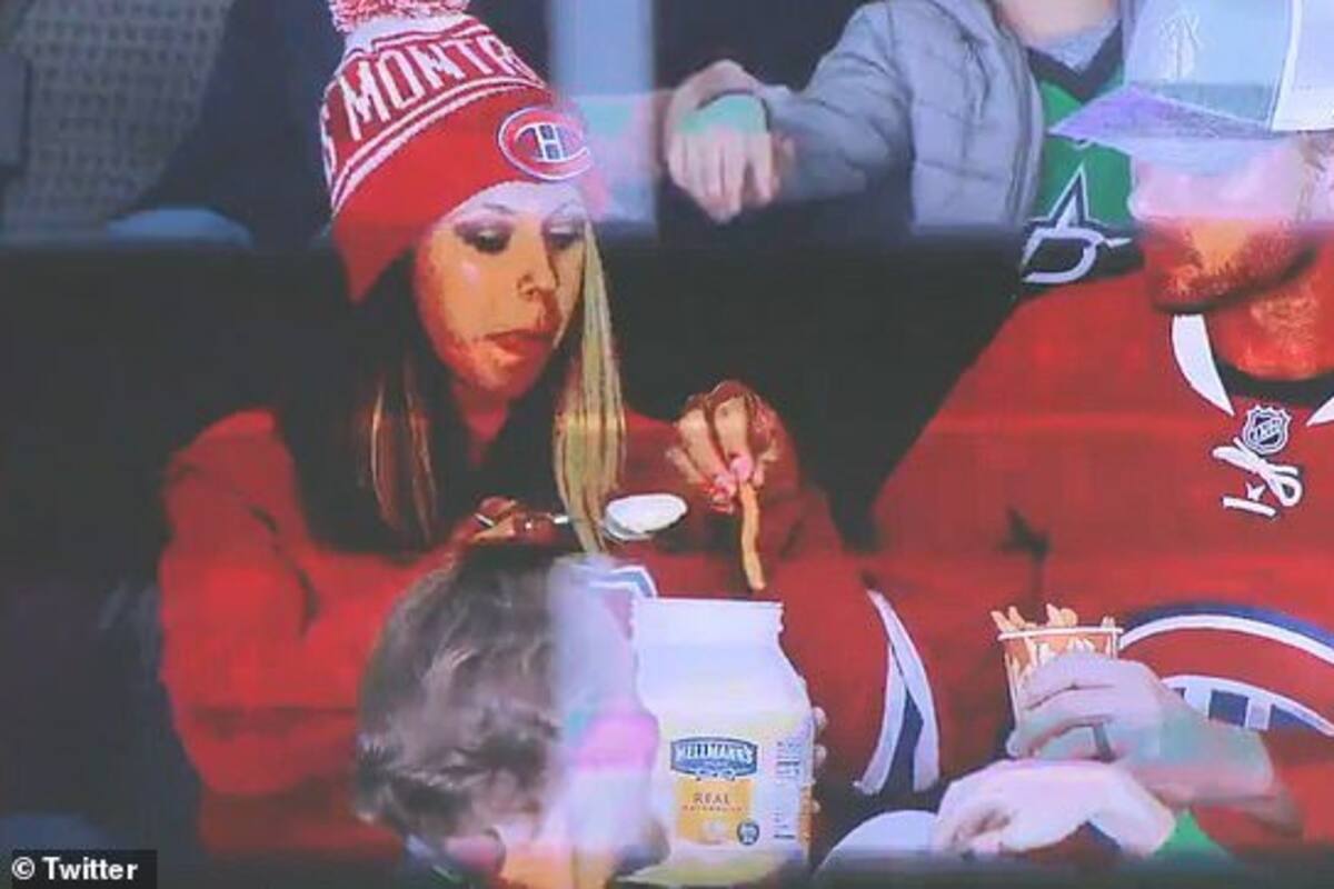 Sorprenden fanáticos comiendo mayonesa a cucharadas en partido de hockey
