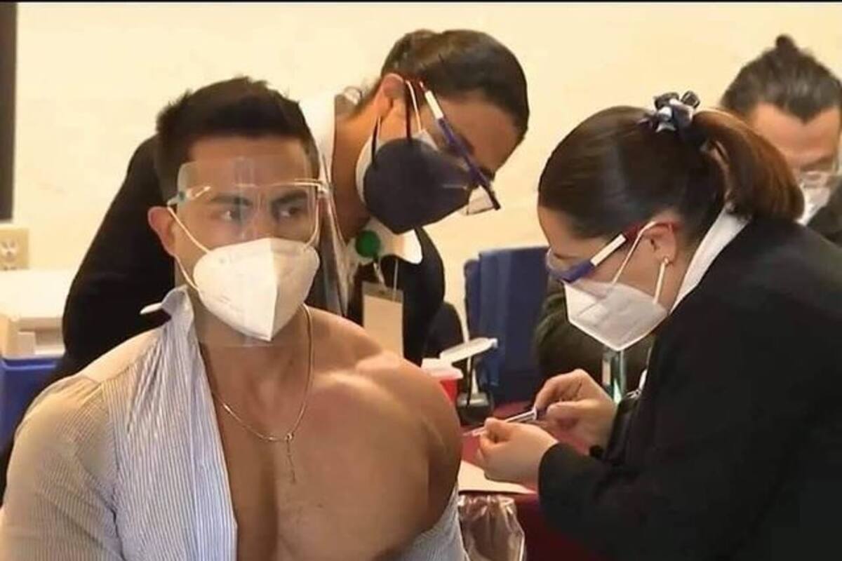 Médico musculoso se quita la camisa para recibir vacuna en México