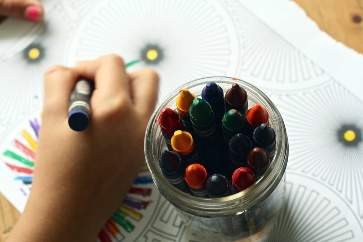 Madre descubre que su hijo autista fue enviado al baño a estudiar