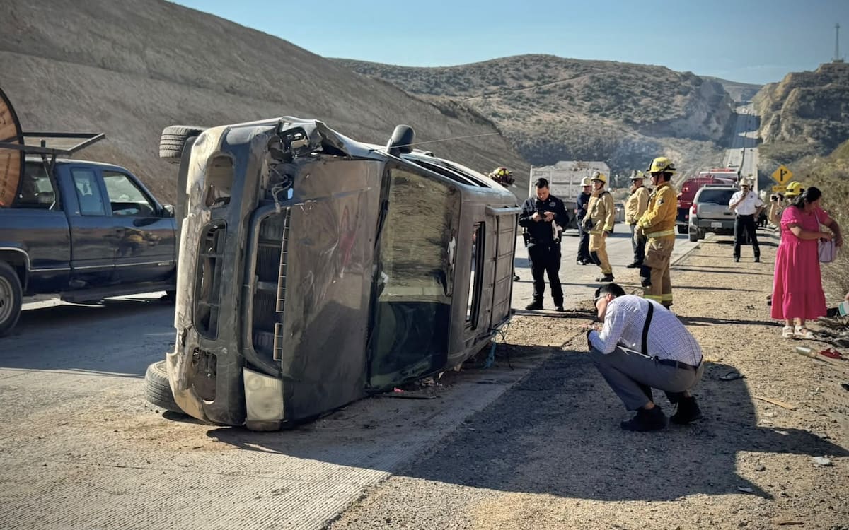 Una camioneta Ford Explorer terminó volcada sobre el bulevar 2000. Foto: Border Zoom