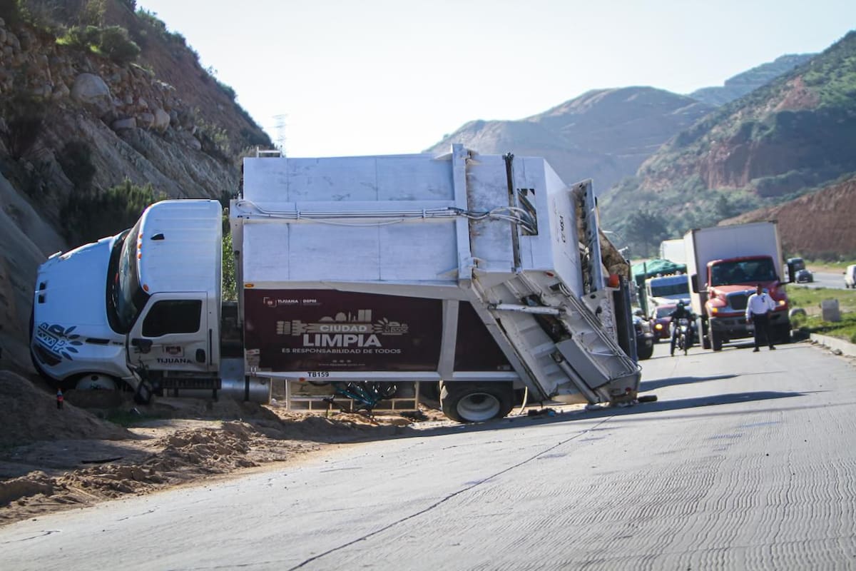 Vuelca camión recolector de basura del Ayuntamiento de Tijuana en el bulevar 2000