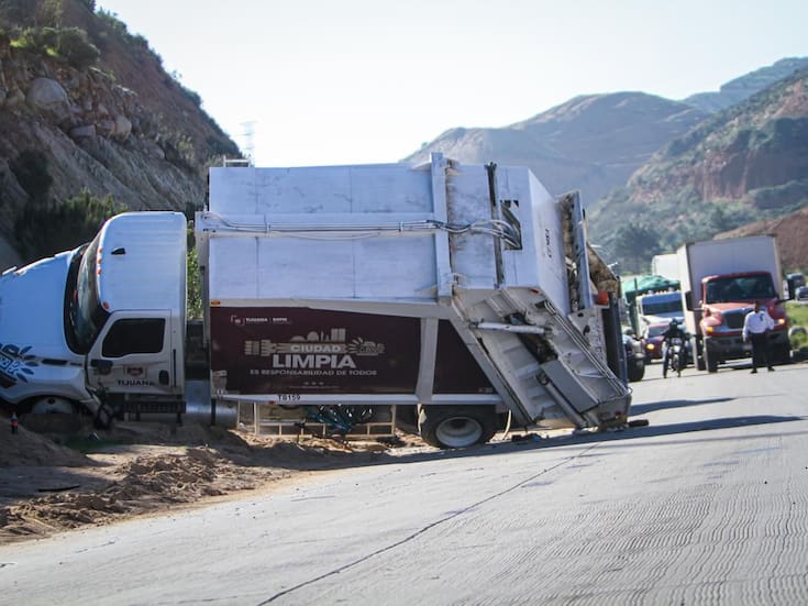 Vuelca camión recolector de basura del Ayuntamiento de Tijuana en el bulevar 2000