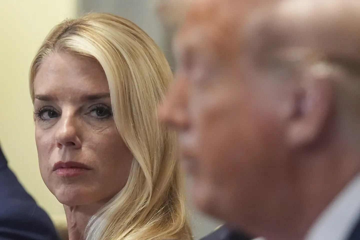 La fiscal general Pam Bondi (izquierda) escucha al presidente Donald Trump (derecha) durante una reunión de gabinete en la Casa Blanca, el martes 8 de julio de 2025 en Washington. | Crédito: AP/Evan Vucci