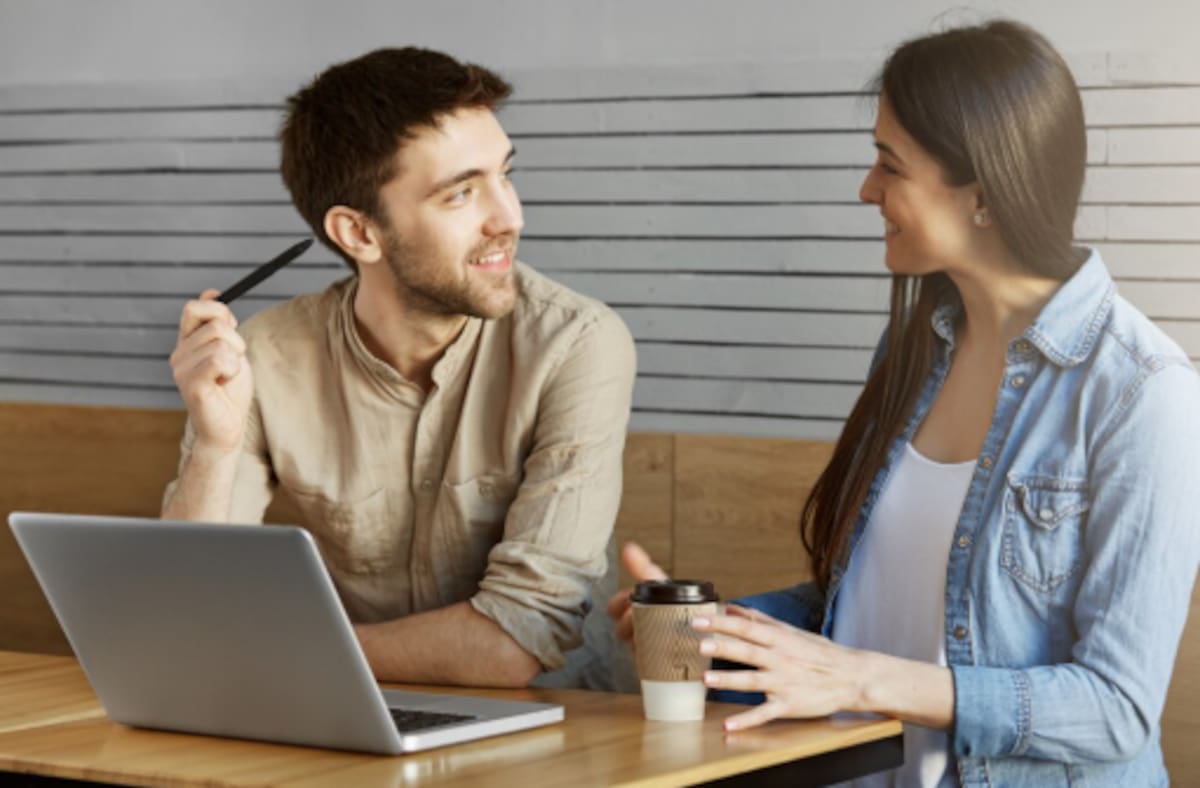¿Qué significa que una persona interrumpa constantemente al hablar? Esto explica la psicología