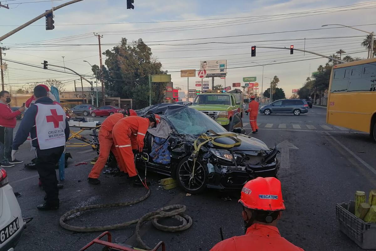 Cinco heridos, uno grave, tras choque de un autobús con un auto
