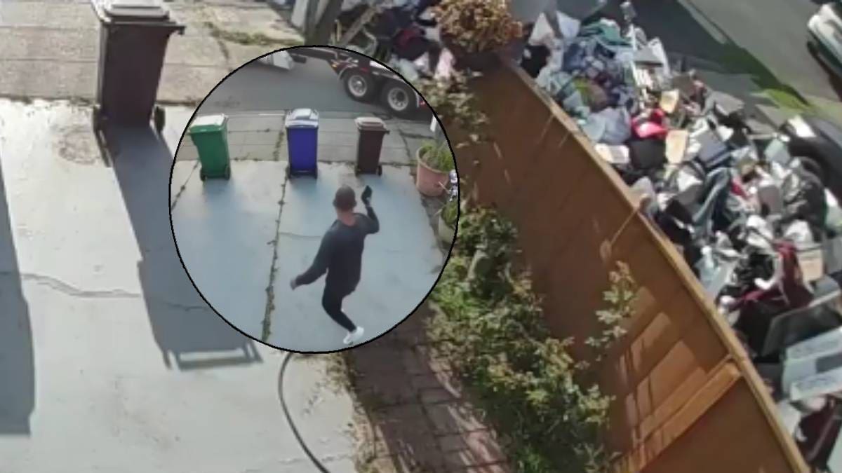 Empresa de renta de contenedor de basura arroja bolsas, muebles, escombros y otros desechos sobre la entrada y el jardín delantero luego que el cliente no pagara el servicio