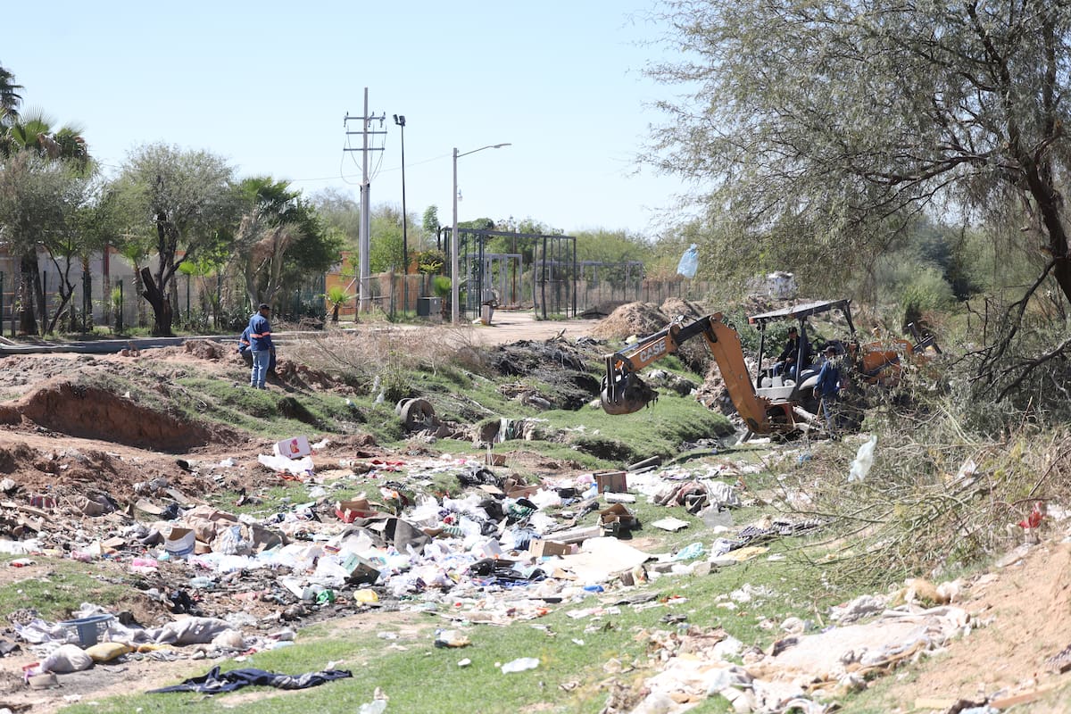 En limpieza de canales de Hermosillo ¡retiran hasta refrigeradores!