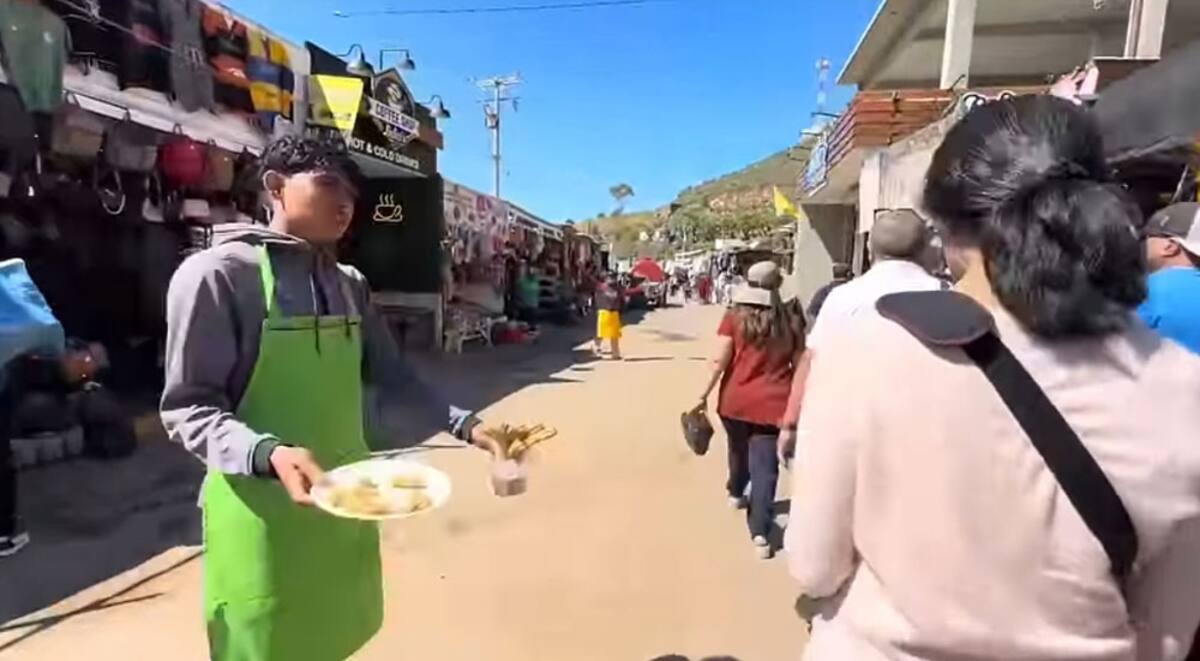 Al caminar por la calle que lleva a La Bufadora dijo que se sintió abrumada con decenas de vendedores que les ofrecían muestras gratis de bebidas preparadas y alimentos como churros y piñas coladas.