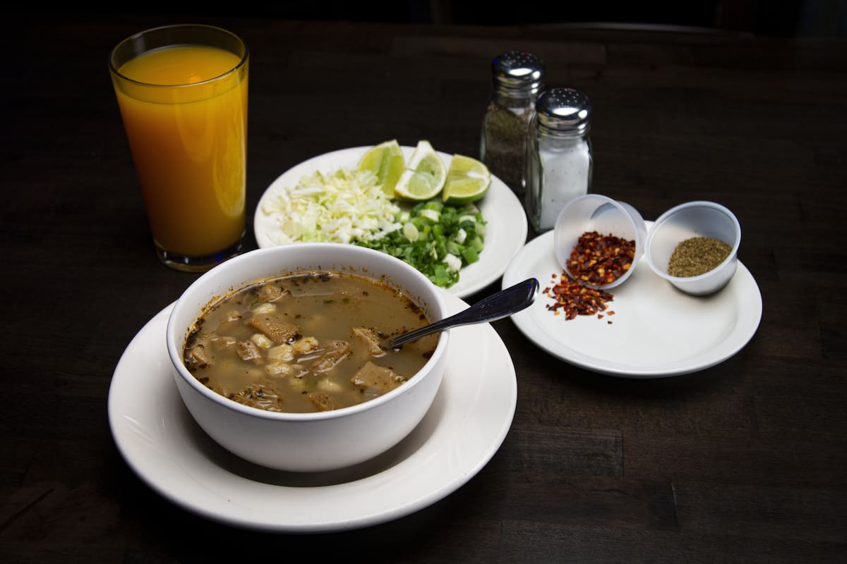 Mientras en México a la pancita le llaman menudo, en Colombia se le llama mondongo, y su forma de preparación es totalmente diferente