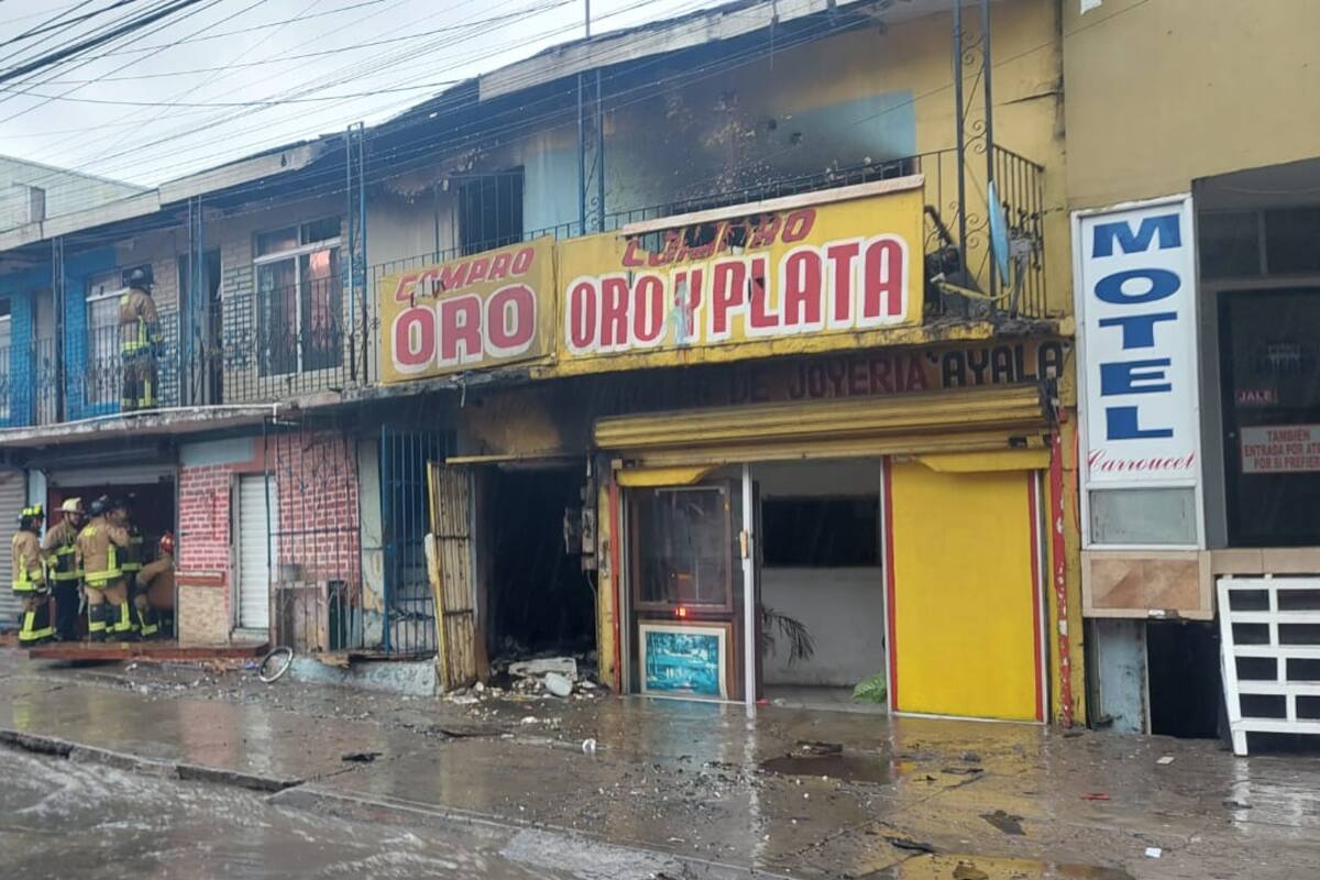 Incendio provoca daños en cuartería y joyería sobre bulevar Díaz Ordaz