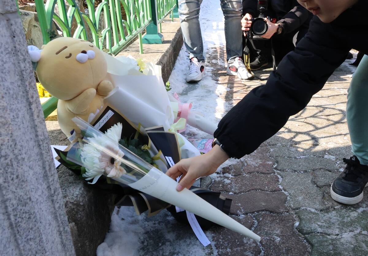 Una niña rinde homenaje frente a una escuela primaria en Seo-gu, Daejeon, donde una niña de ocho años fue apuñalada por una maestra el martes por la mañana. / El heraldo de Korea. - Yonhap News.
