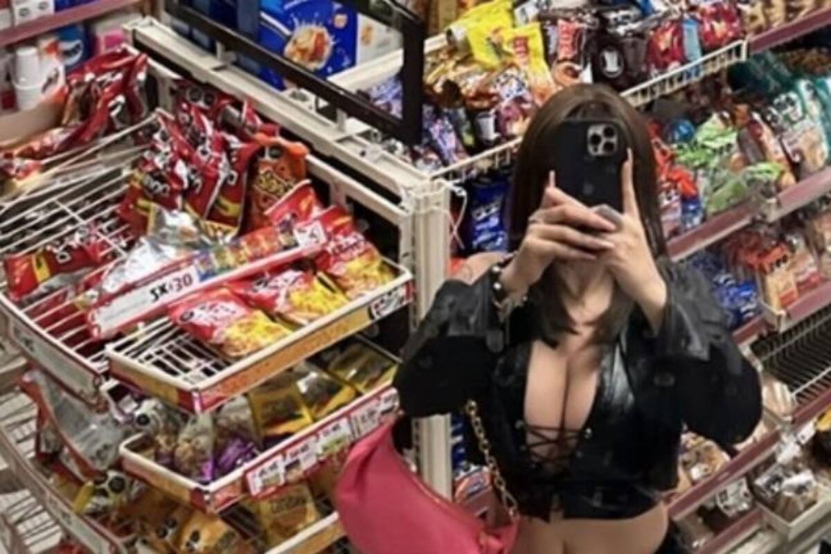 Karely Ruiz es captada en el Oxxo con sensual atuendo