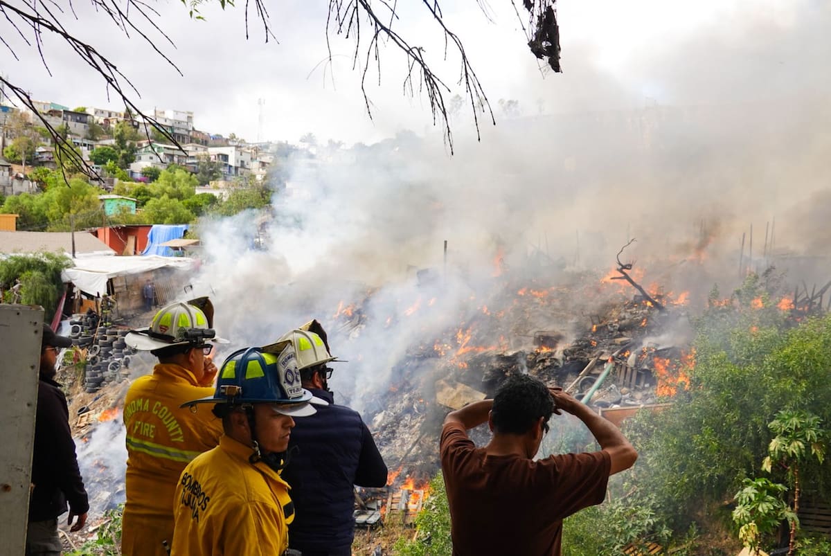 Un incendio registrado la tarde de este jueves 2 de abril en la colonia Del Río Parte Baja generó la movilización de bomberos y Protección Civil, dejando daños materiales. Foto: Border ZOOM