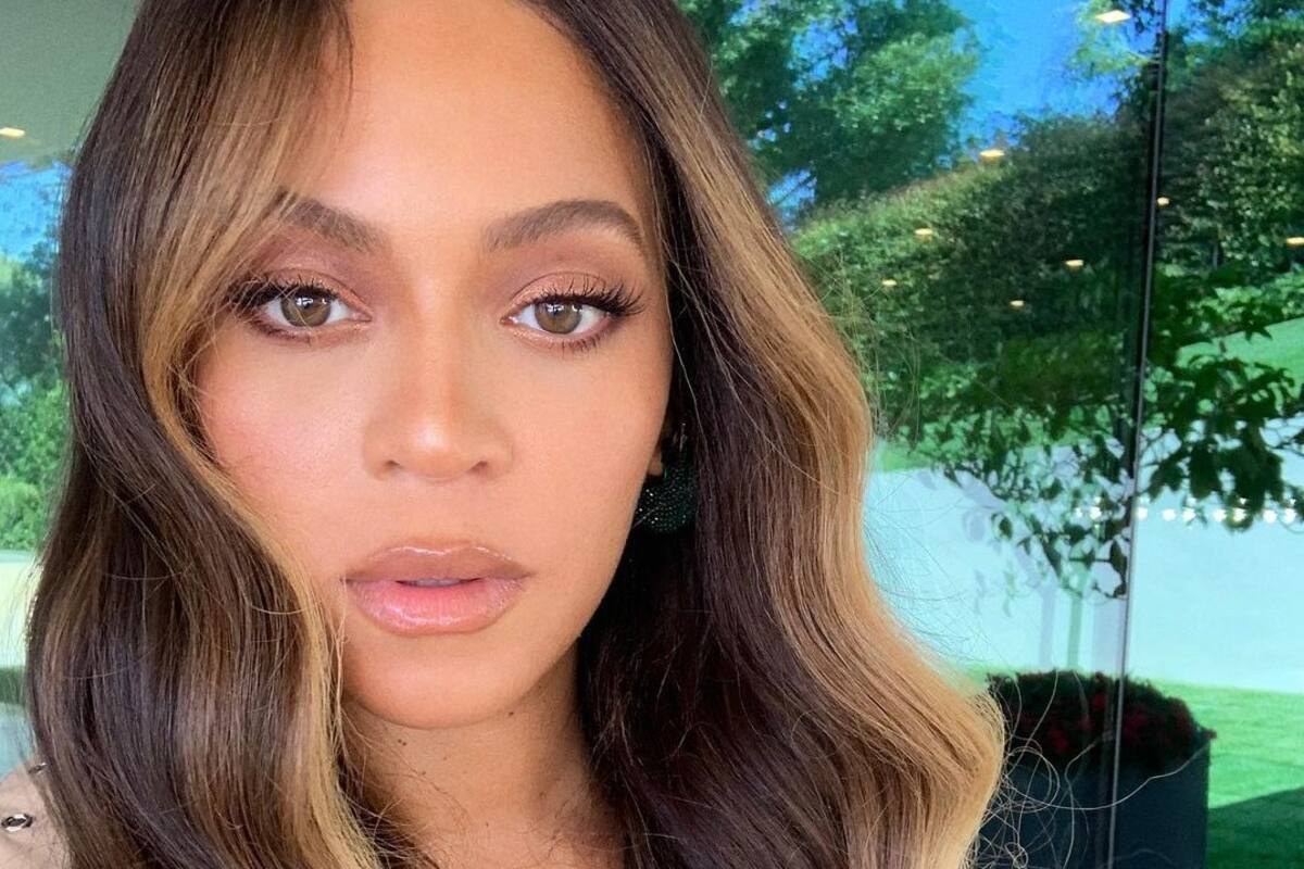 Beyoncé muestra sus famosos glúteos mientras posa en “tanga” para una sesión de fotos
