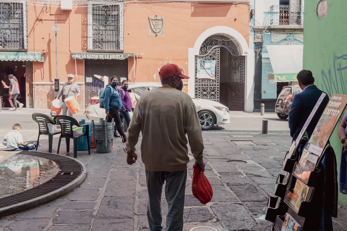 Tasa de desempleo en México sube a 2.5% en abril, aunque hay más personas trabajando y la informalidad sigue arriba de 55%