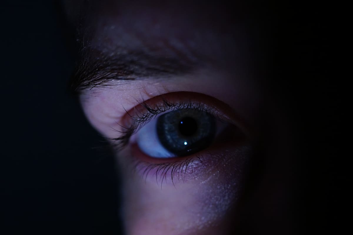 ¿Qué dice de una persona el no poder sostener la mirada al conversar con otra, según la psicología?