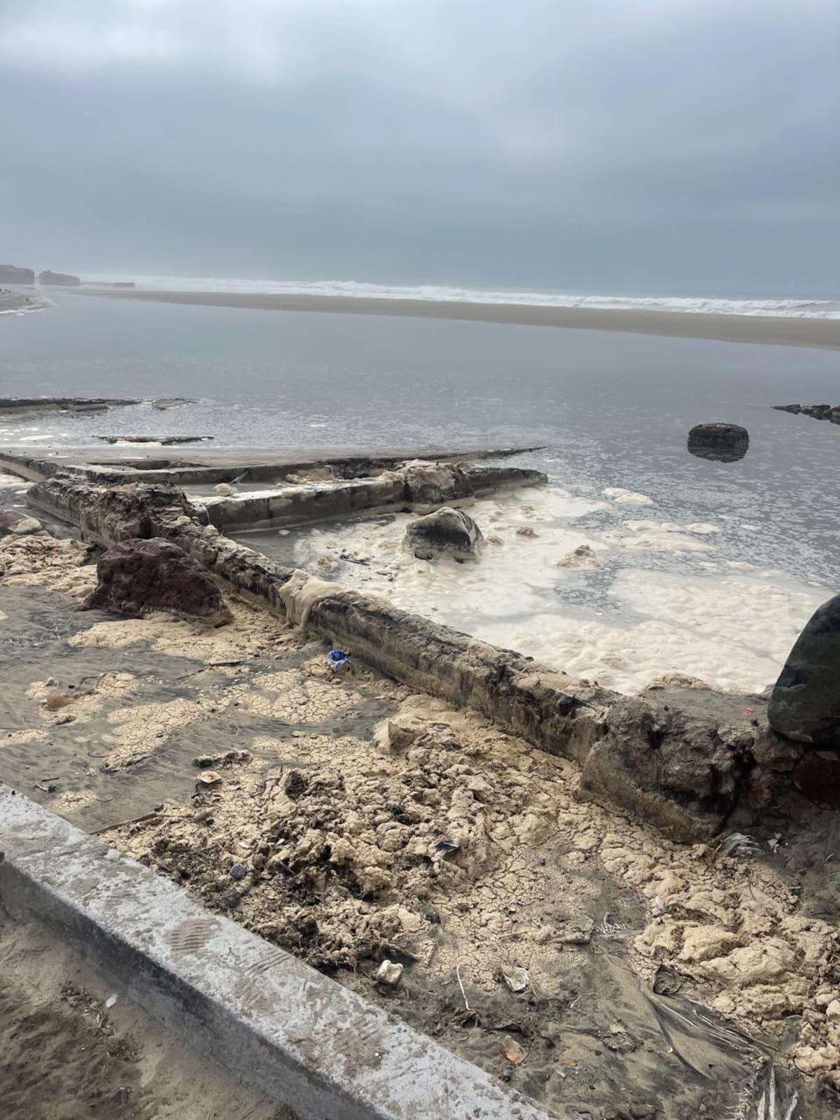 Autoridades de rescate piden precaución ante las primeras mareas altas de la temporada en Rosarito. Foto: Carmen Gutiérrez