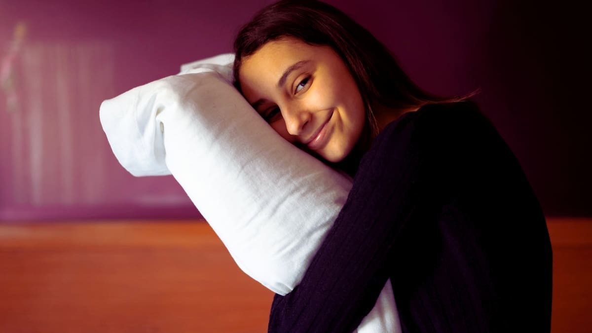 La necesidad de abrazar algo mientras dormimos, como una almohada, un cojín o incluso un peluche, está asociada con la búsqueda de confort emocional. Foto: Especial/Canva