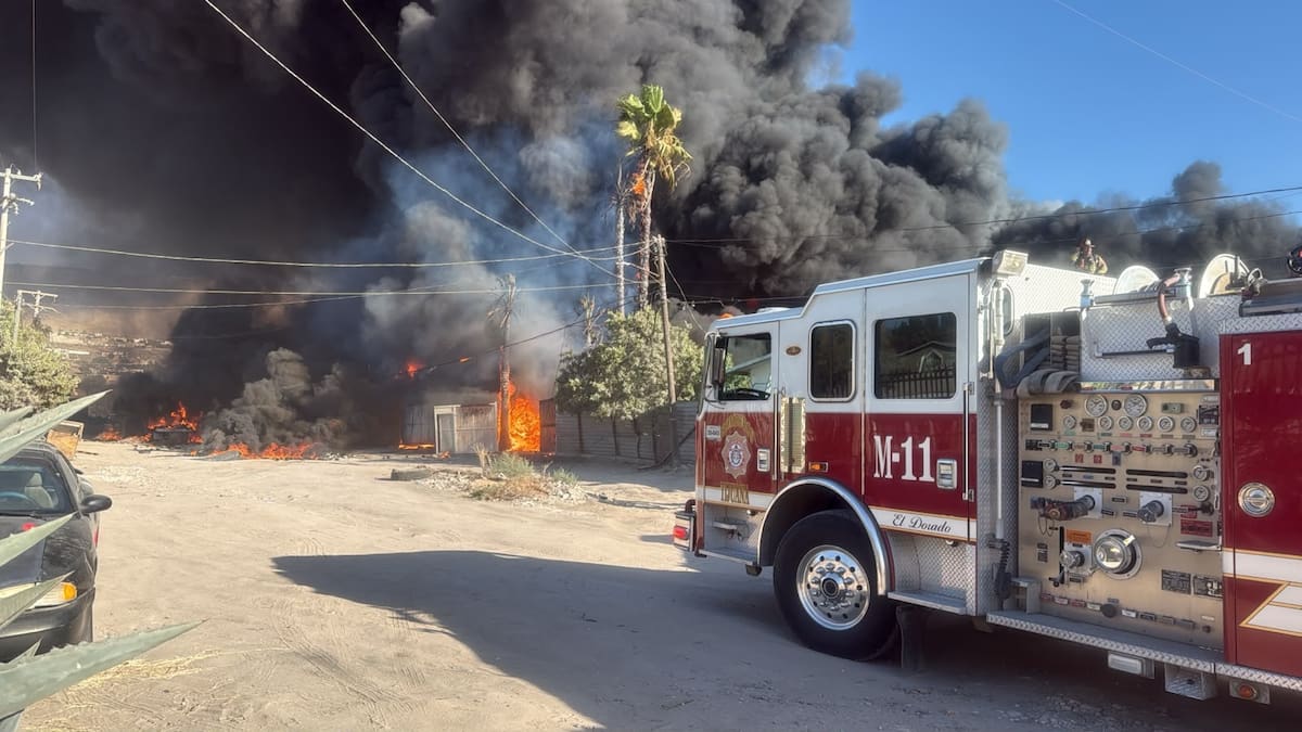 Elementos de Bomberos de Tijuana combaten un incendio en una fábrica de plástico ubicada en el Ejido Mariano Matamoros; hasta el momento no se reportan personas lesionadas. Foto: Border Zoom.