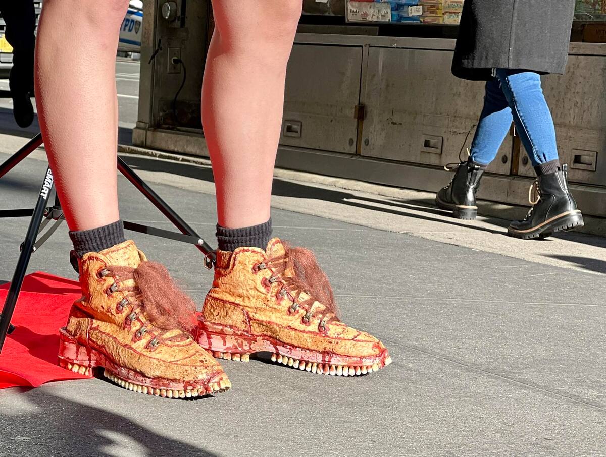 Una modelo de PETA viste un zapato de piel que simula la piel humana durante una protesta hoy, frente de una tienda de moda en Manhattan, Nueva York (EEUU). EFE/ Sarah Yáñez-Richards