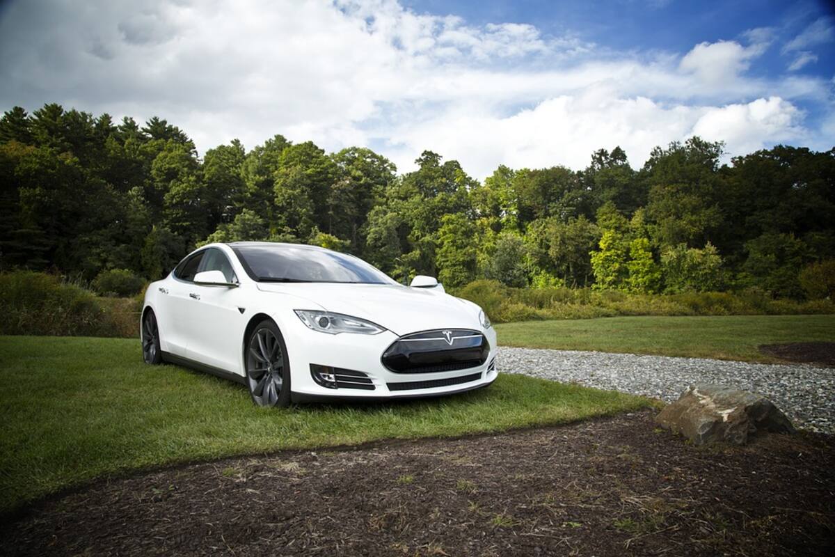Prohíbe China que su ejército utilice vehículos Tesla