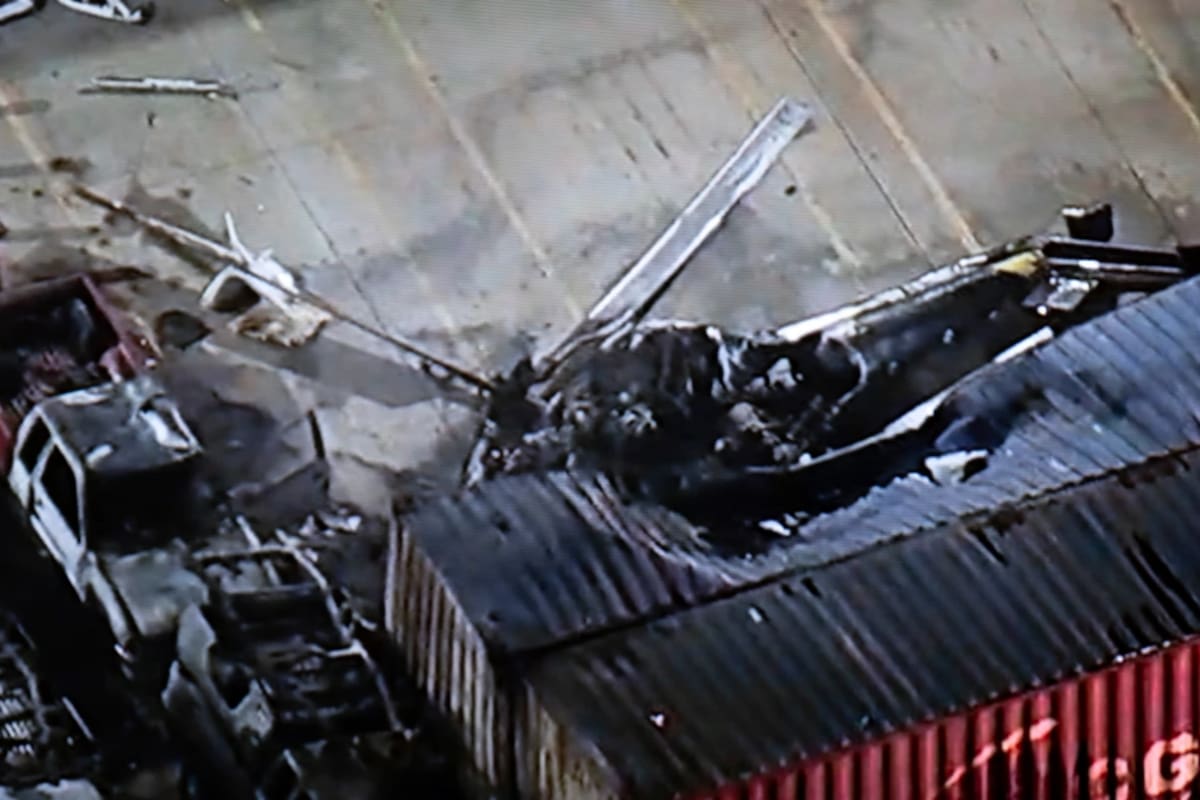 Un helicóptero de noticias se estrelló en Los Ángeles durante la cobertura de otro accidente, el siniestro dejó al menos tres personas muertas, una más hospitalizada e incendió varios vehículos