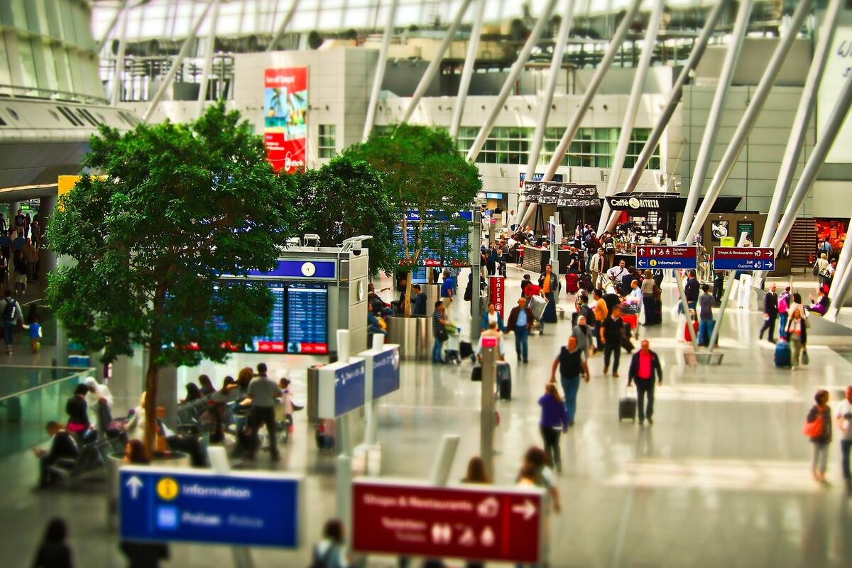 Mujer se pasea desnuda por un aeropuerto en Estados Unidos