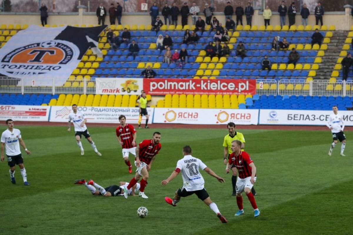 “Mejor morir de pie”: Se sigue jugando futbol en Bielorrusia