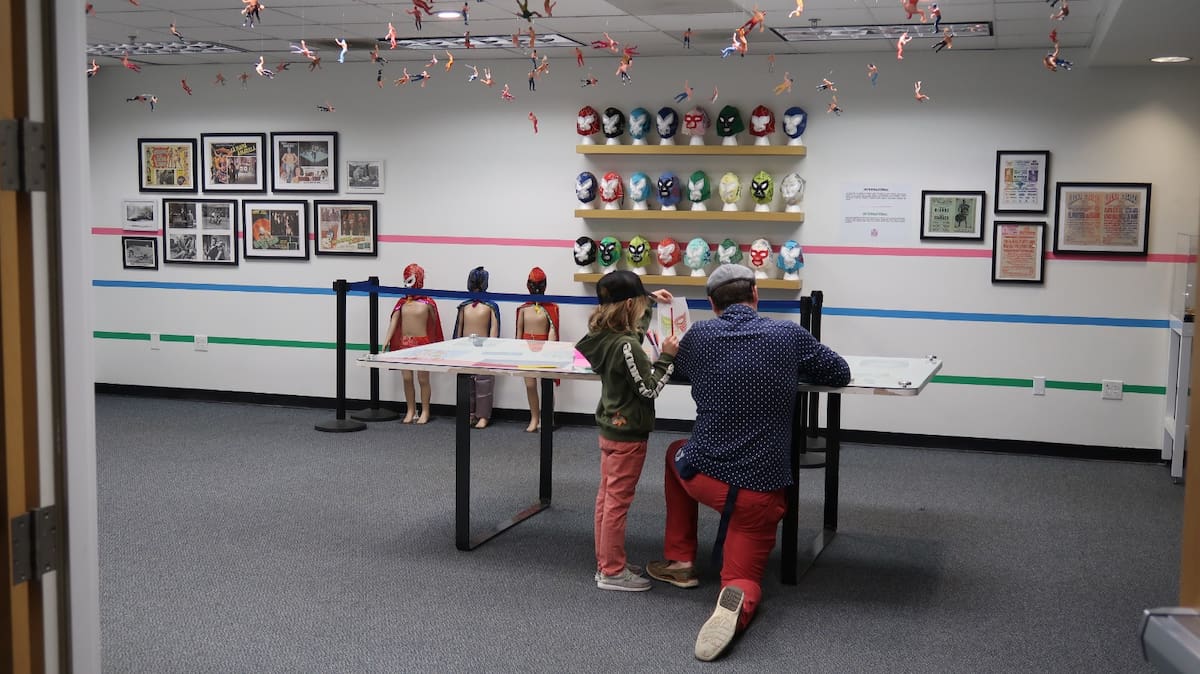 Decenas de máscaras, y hasta trajes completos de famosos luchadores y más, se encuentran en esta exhibición. Foto: Ana Gómez Salcido