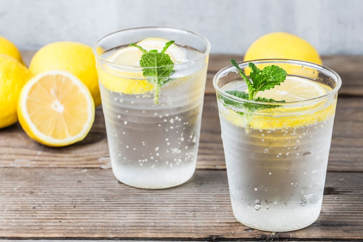 ¿Qué tan saludable es tomar agua con limón todos los días?
