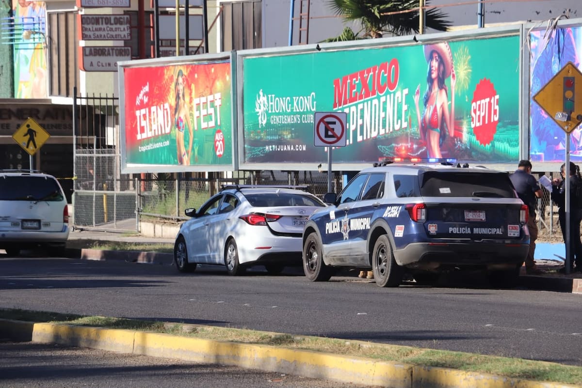 Elementos de seguridad resguardaron la zona donde fue localizado el vehículo, mientras personal de la Fiscalía General del Estado realizó las diligencias correspondientes. Foto: Border Zoom.