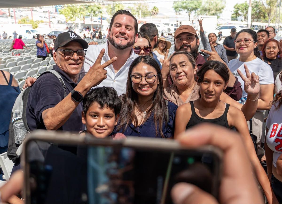 Ismael Burgueño convivió con simpatizantes y asistentes durante el encuentro en la Unidad Deportiva Mariano Matamoros. Foto: Cortesía