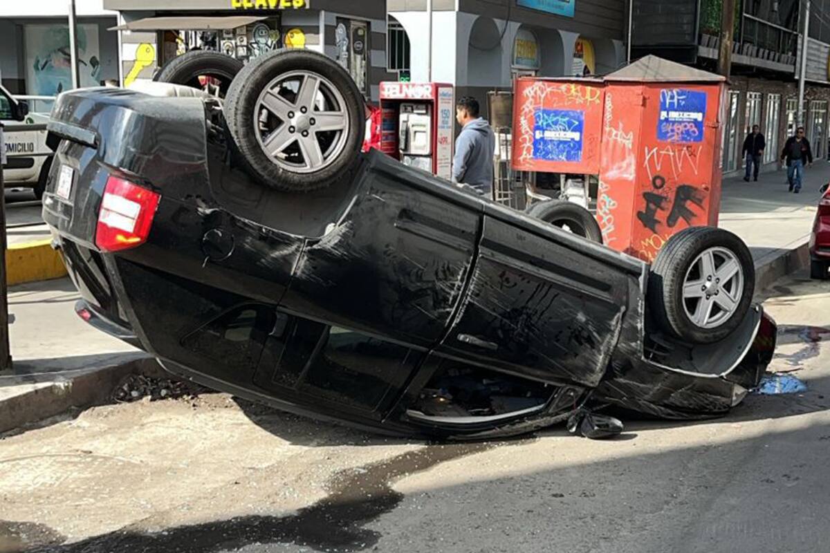 Vuelca vehículo en la Zona Centro de Tijuana